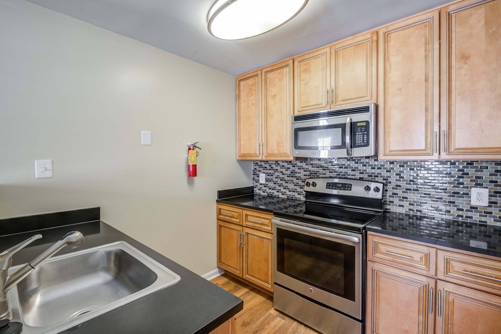 Abbotts Run Apartment Homes, 5711 Woodlawn Gable Dr., Alexandria, VA